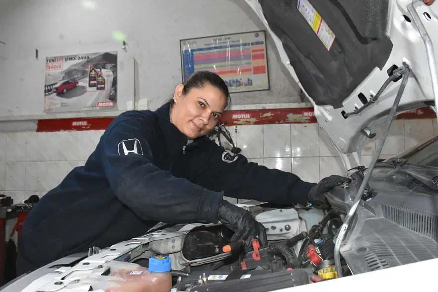 Sanayinin kadın tamircileri: Eşinden öğrendi, meslekte usta oldu 
