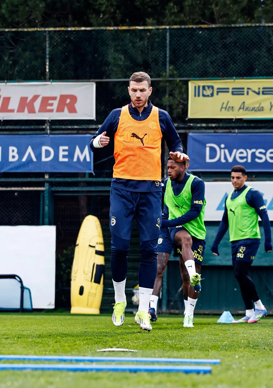 Aziz Yıldırım'ın kızı Yaz, Fenerbahçe antrenmanında 7