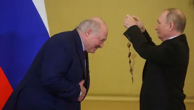 Putin, Lukaşenko'ya Aziz Andrey Nişanı taktı