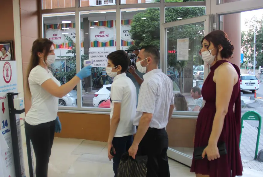 Düğünlerde 'yeni normal': Takılar cansız mankenlere takıldı 13