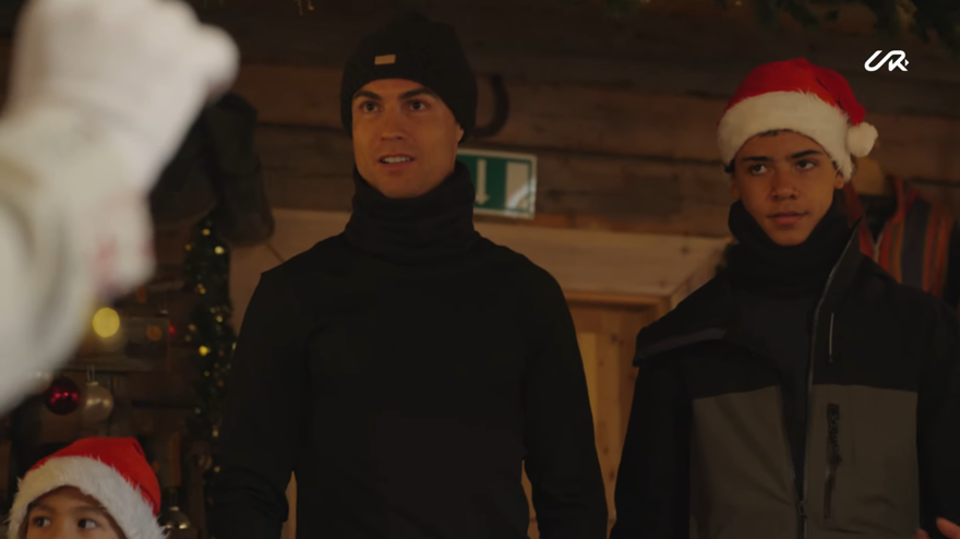 Cristiano Ronaldo'nun ailesiyle Noel keyfi: Eksi 20 derecede havuza daldı! 2 Cristiano Ronaldo'nun ailesiyle Noel keyfi: Eksi 20 derecede havuza daldı! 2