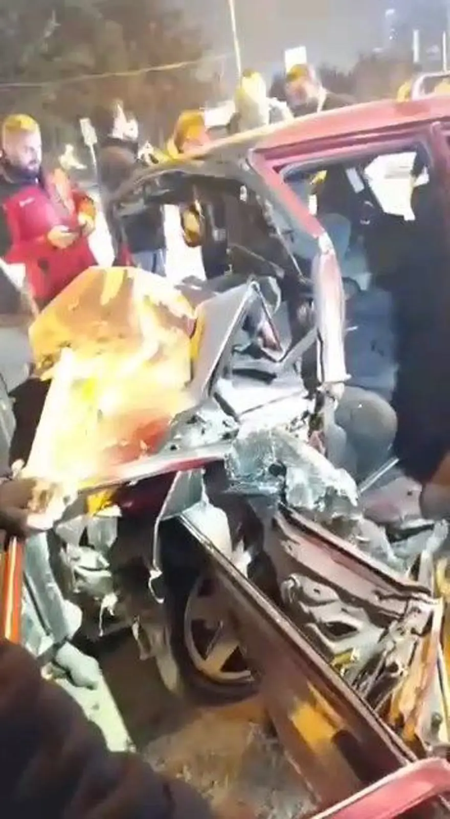 İstanbul'da feci kaza: Otomobil İETT otobüsüyle çarpıştı, 2 kişi öldü 5