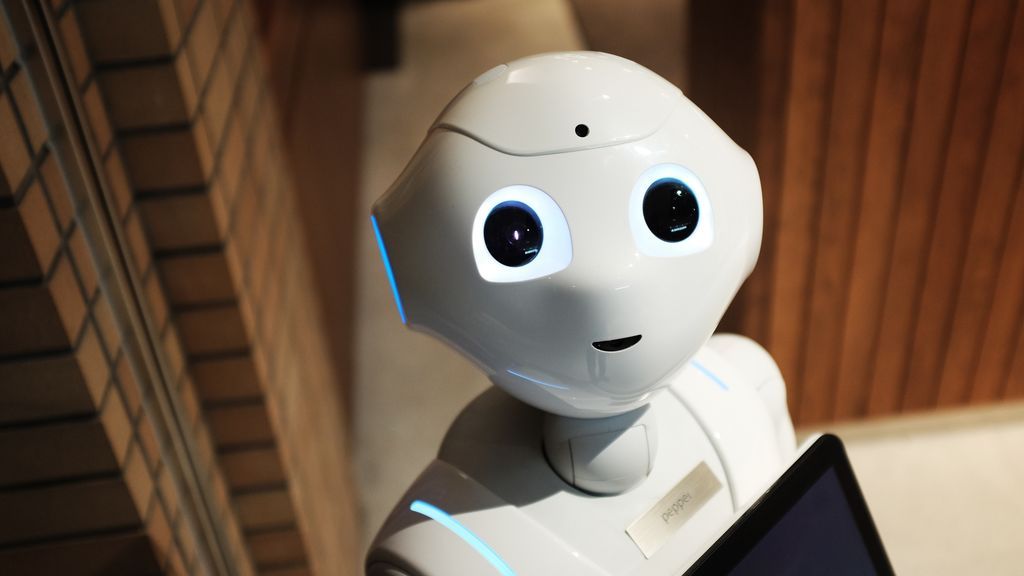 Japonya'da maske takmayanları ve sosyal mesafeye uymayanları tespit eden robot mağazalarda görev yapmaya başladı