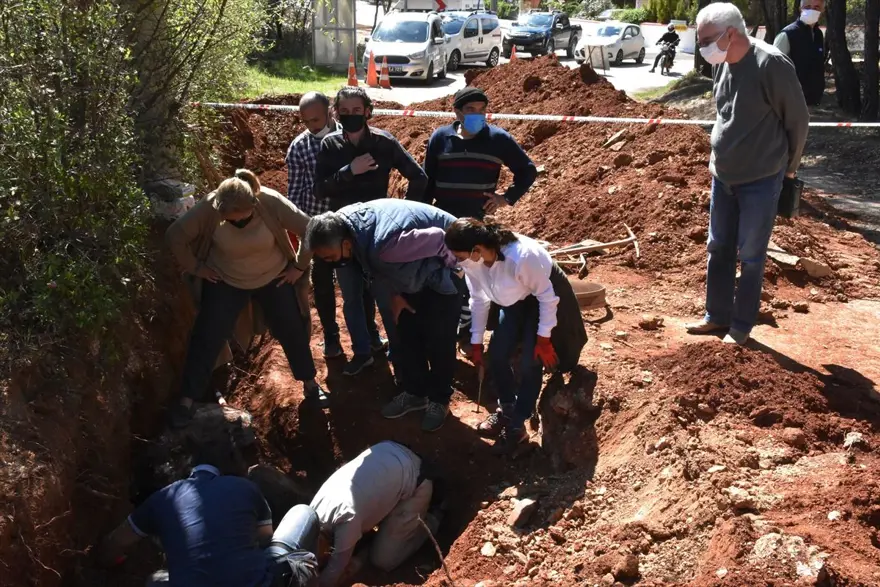 Sulama kanalı kazısında tarihi mezar bulundu 2