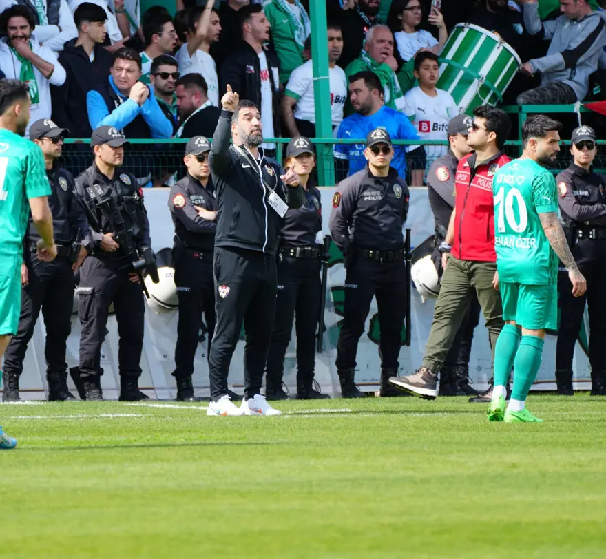 Bodrum FK-Eyüpspor maçında ortalık karıştı: Arda Turan'a yabancı madde atıldı, bir futbolcu hastaneye kaldırıldı 13