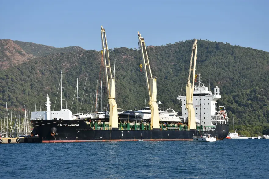 Lüksmotor yatlar Marmaris’e kargo gemisiyle getirildi 2