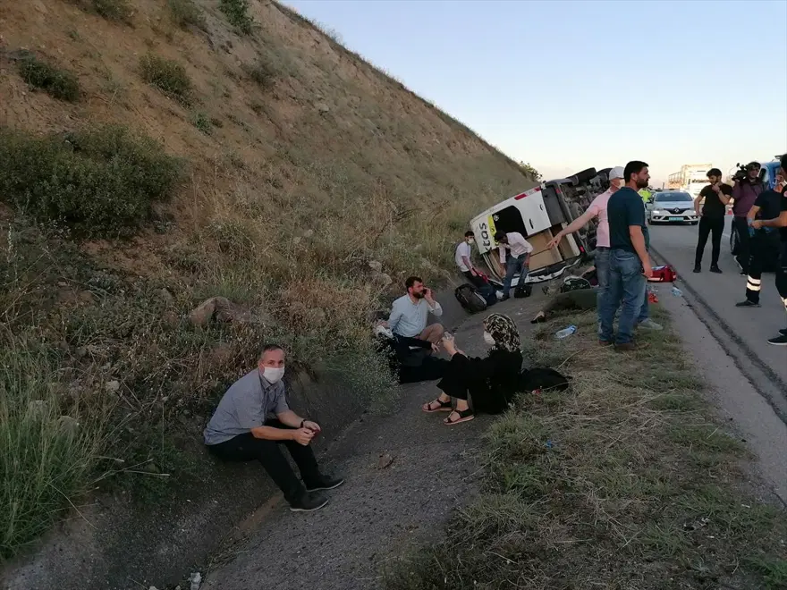 Tokat'ta yolcu minibüsü devrildi: 16 yaralı Tokat'ta yolcu minibüsü devrildi: 16 yaralı