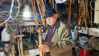 Doğadan toplayıp dönüştürüyor: Evinin odunluğunu atölyeye çevirdi