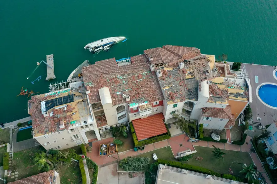 İzmir Çeşme'de hortumun geride bıraktığı hasar için çalışmalar sürüyor 