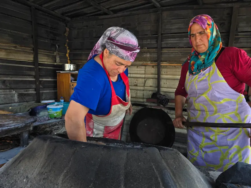 Ekmeklerini ateşten çıkarıyorlar: Sabahın erken saatlerinde tandır mesaisi 