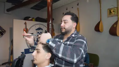 Konservatuvar mezunu berber: Şarkı söyleyerek tıraş ediyor