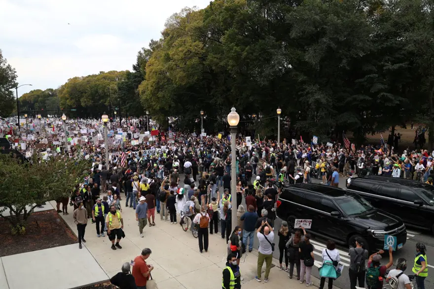 Trump'a karşı "Krallara hayır" gösterisi: Milyonlarca kişi katılıyor 7