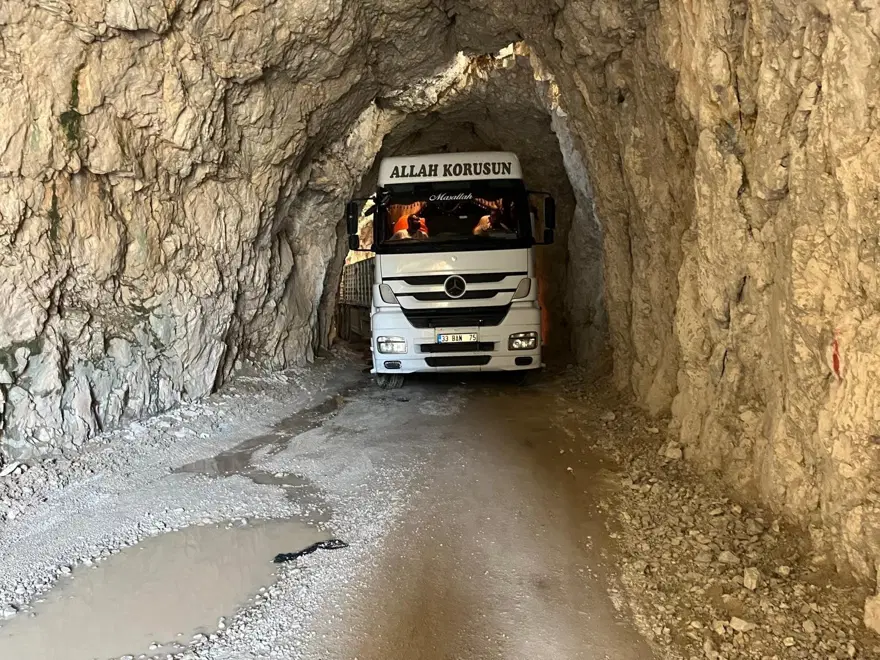 TIR tünelde sıkıştı: Tarihi yol ulaşıma kapandı TIR tünelde sıkıştı: Tarihi yol ulaşıma kapandı