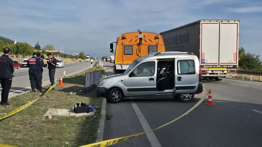 Amasya'da kamyon ile hafif ticari araç çarpıştı: 4 ölü