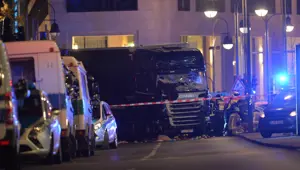Almanya'nın başkenti Berlin'de TIR Noel pazarına girdi