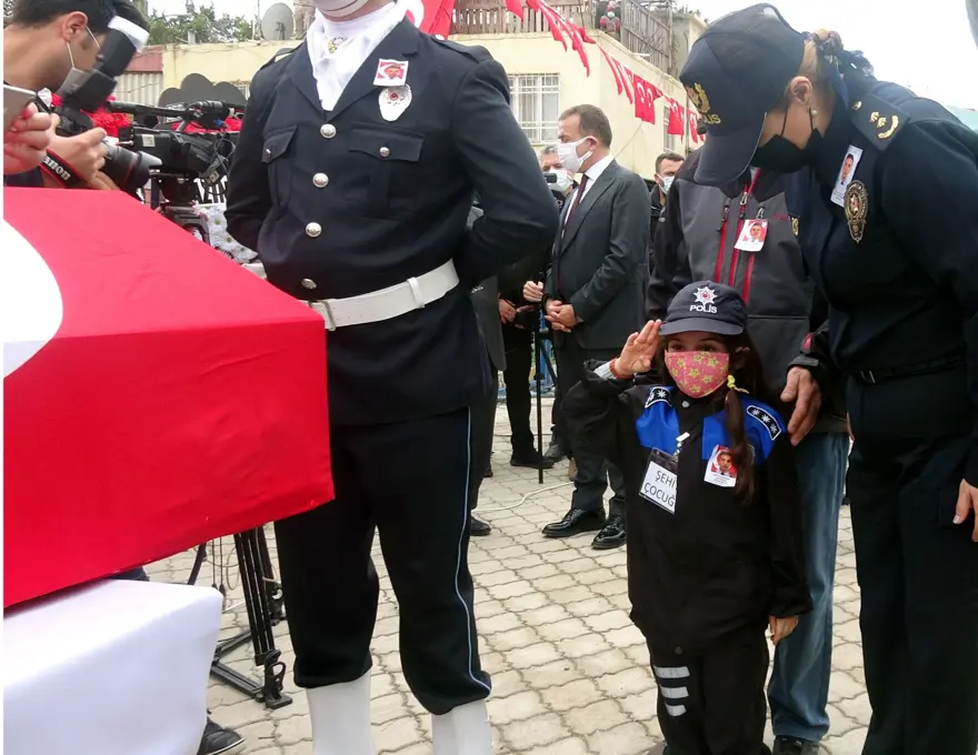 Zeynep Sena, Gara şehidi babası Sedat Yabalak'ı asker selamıyla uğurladı 6