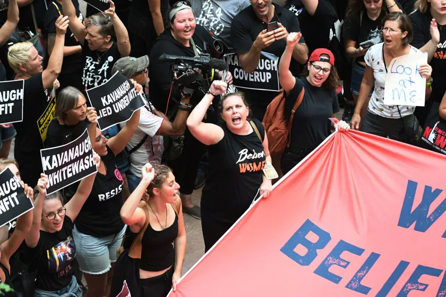 Kavanaugh'u protesto eden Amy Schumer ve Emily Ratajkowski tutuklandı 18