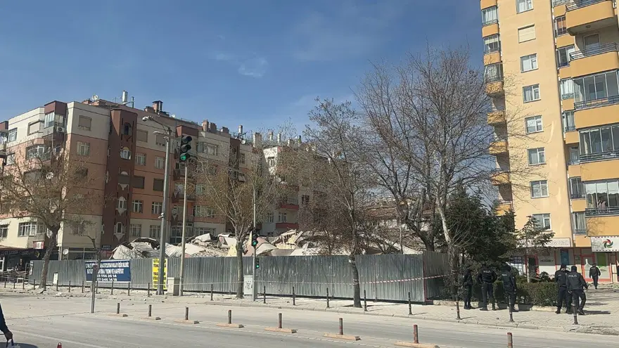6 katlı bina yıkım sırasında çöktü 2