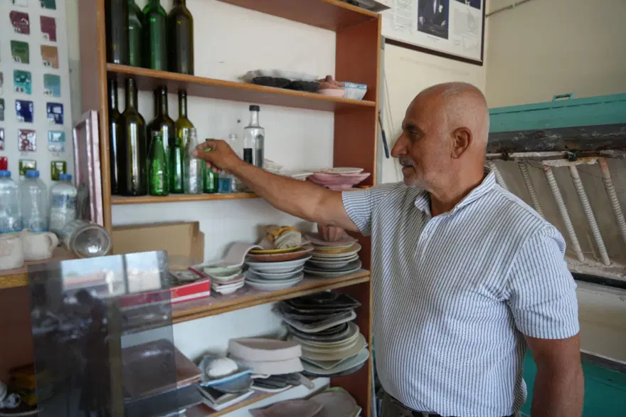 Çöpten topladığı camları sanata dönüştürüyor: "Bu eserlere talep çok" 1 Çöpten topladığı camları sanata dönüştürüyor: "Bu eserlere talep çok" 1