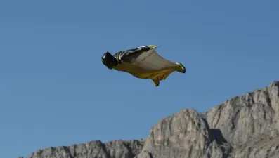 Erzincan'da "yarasa adam" heyecanı: 250 kilometre hızla atlayış