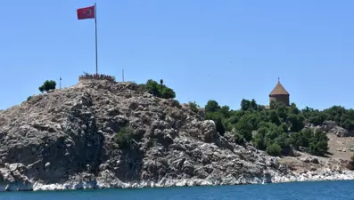 Van Gölü'ndeki Akdamar Adası'na yoğun ilgi