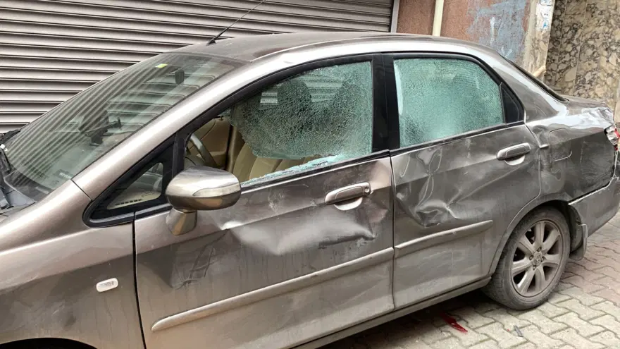 Kayan kamyoneti durdurmak isterken iki araç arasında sıkıştı 3