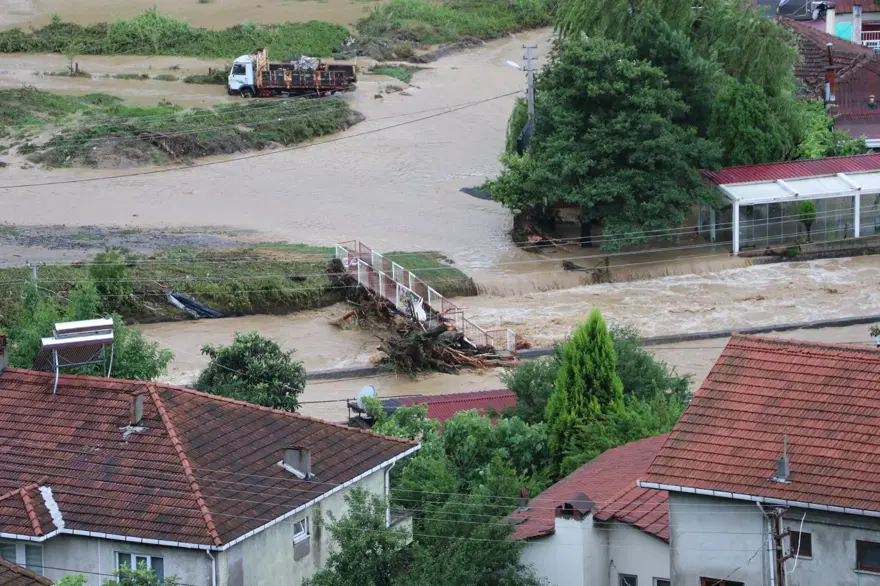 Karadeniz'i sel vurdu: Dereler taştı, yollar göle döndü, evleri su bastı 18 Karadeniz'i sel vurdu: Dereler taştı, yollar göle döndü, evleri su bastı 18