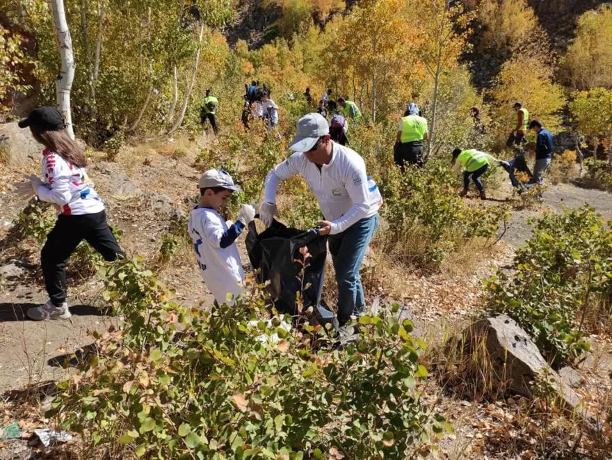 Nemrut Krater Gölü’nde sonbahar güzelliği eşliğinde çevre temizliği 28
