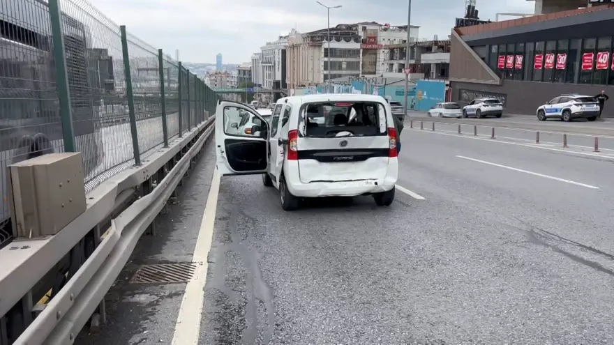 D-100'de 4 araç birbirine girdi: Yaralılar var D-100'de 4 araç birbirine girdi: Yaralılar var