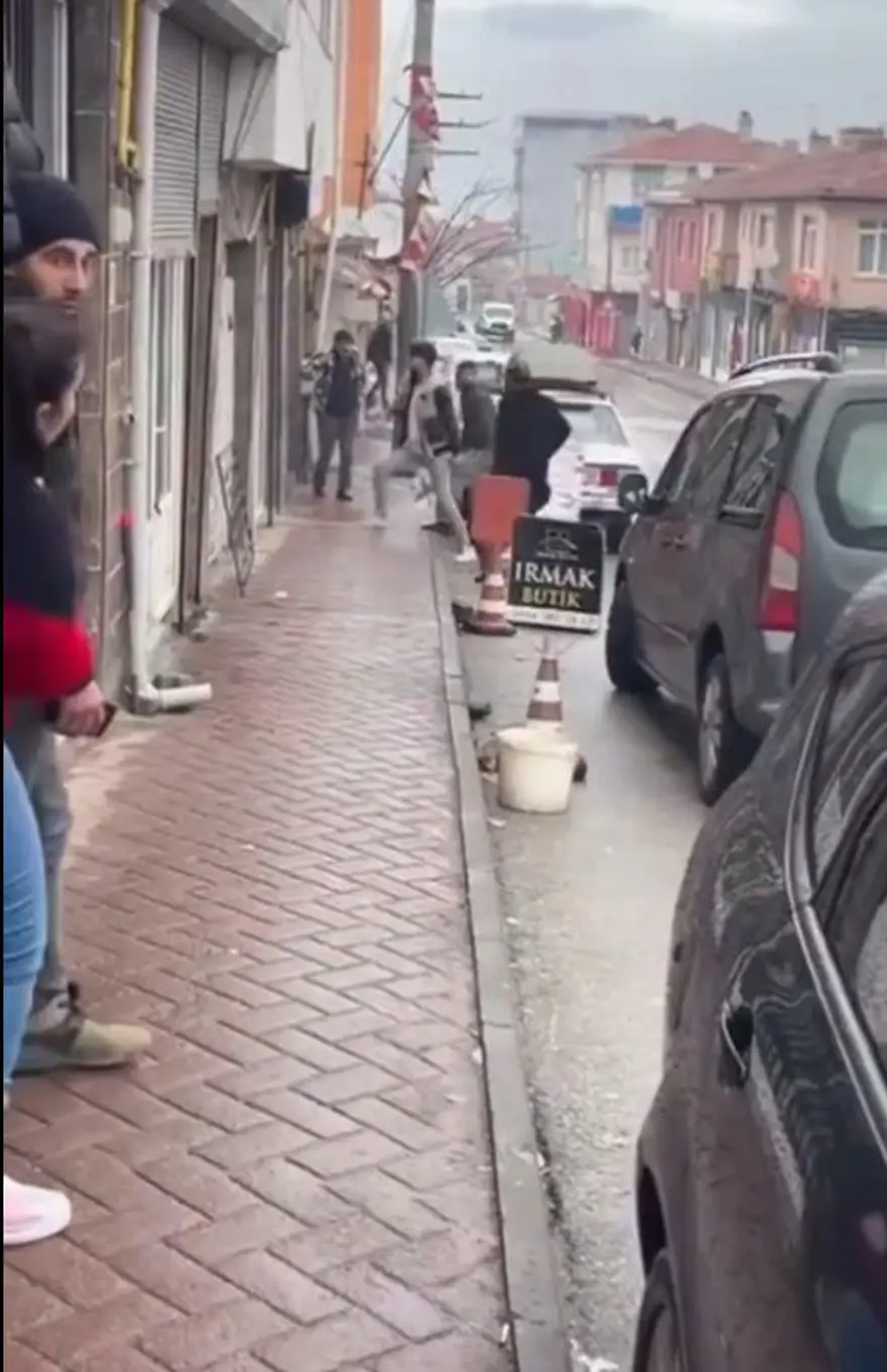 Eskişehir'de sokak ortasında sopalı borç kavgası 1