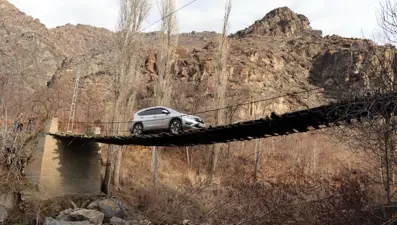 Erzurum’da40 yıllık tahta köprü tehlike saçıyor