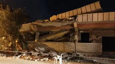 Hatay'da 6 Şubat'taki depremlerde ağır hasar alan bina çöktü
