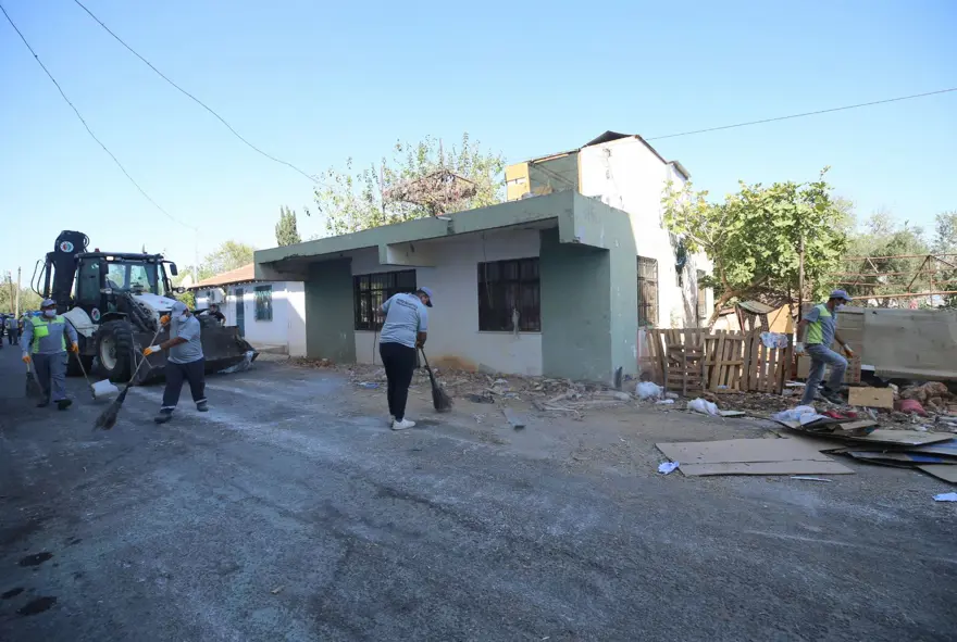 Yer: Antalya! 2 evden 8 kamyon çöp çıktı 1