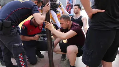 Skora sinirlenip file direğine tekme atan gencin ayağına demir saplandı