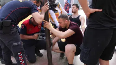 Skora sinirlenip file direğine tekme atan gencin ayağına demir saplandı