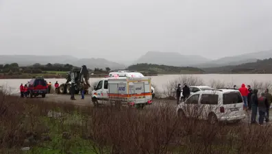 Aracıyla baraj suyuna kapıldığını ihbar eden iki kişi aranıyor
