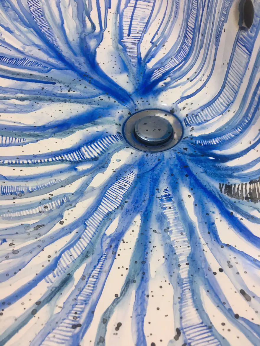 İtalyan ressam lavaboyu tuval olarak kullandı 16