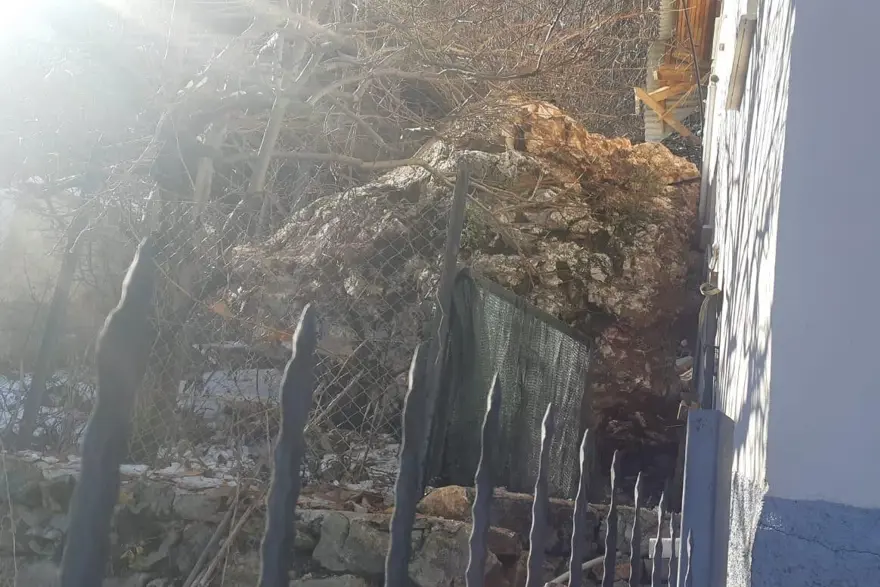 Düşen dev kaya parçası nedeniyle iki evde hasar oluştu 2