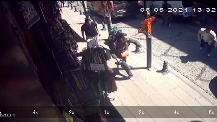 Fatih'te turistlerin dehşet anları: Ayağına bastı diye iki gün sonra bıçakladı 3 Fatih'te turistlerin dehşet anları: Ayağına bastı diye iki gün sonra bıçakladı 3
