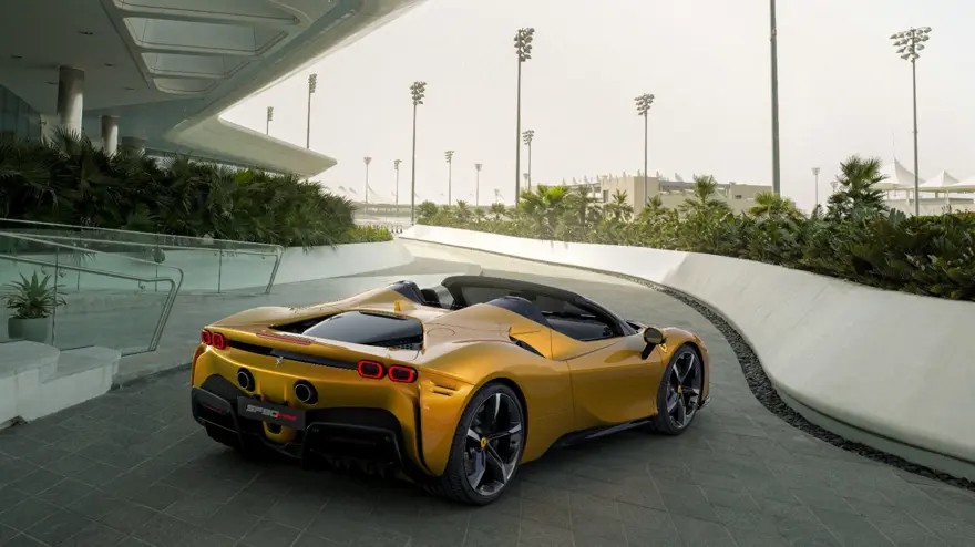 Ferrari'den üstü açılır hibrit elektrikli aracını tanıttı 3
