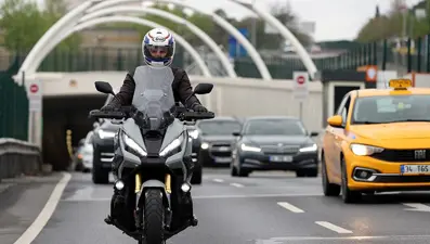 Trafikte yeni düzenleme yapıldı. Bisiklet, motosiklet, traktör kullananlar eldiven ve koruma gözlüğü takacak