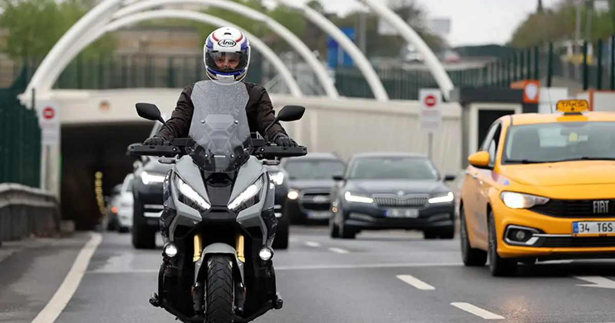 Trafikte yeni düzenleme yapıldı. Bisiklet, motosiklet, traktör kullananlar eldiven ve koruma gözlüğü takacak