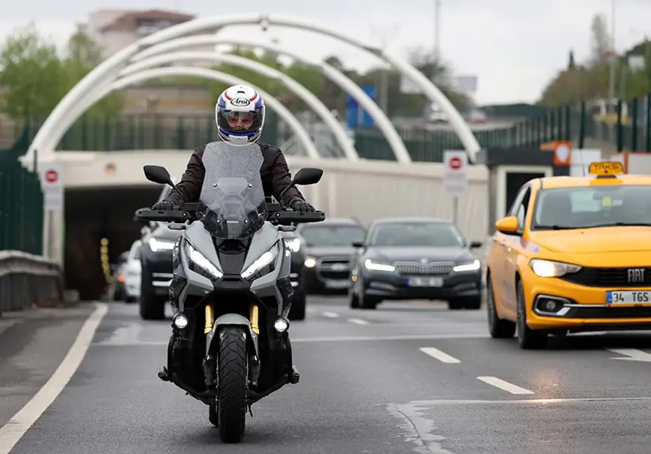 Trafikte yeni düzenleme yapıldı. Bisiklet, motosiklet, traktör kullananlar eldiven ve koruma gözlüğü takacak