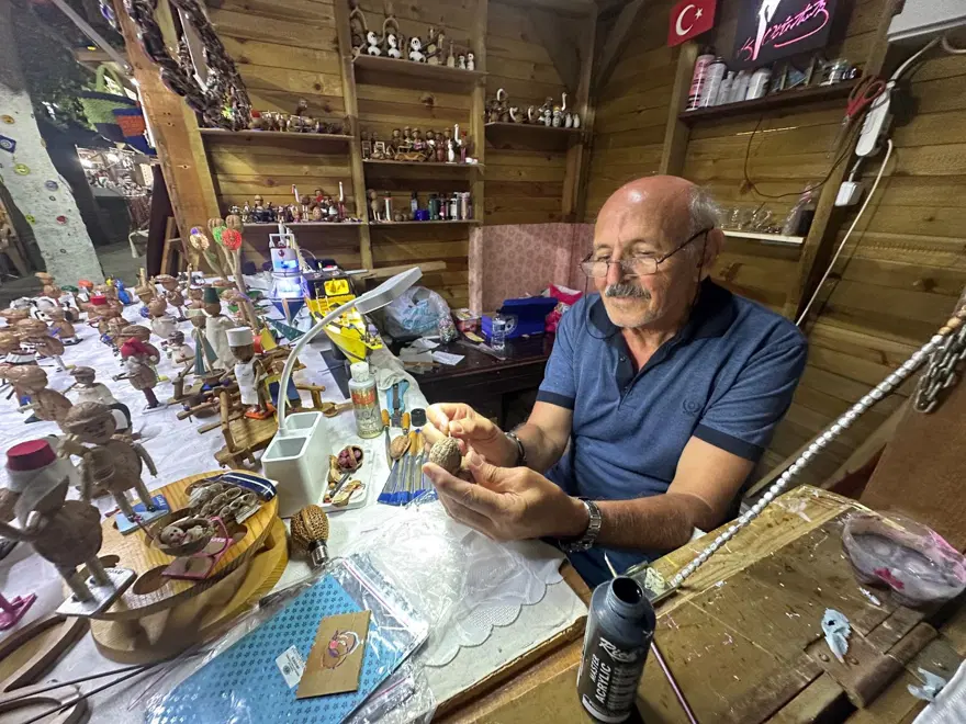 Ceviz kabuklarından yapıyor: 110 farklı obje ortaya çıkarıyor 1 Ceviz kabuklarından yapıyor: 110 farklı obje ortaya çıkarıyor 1