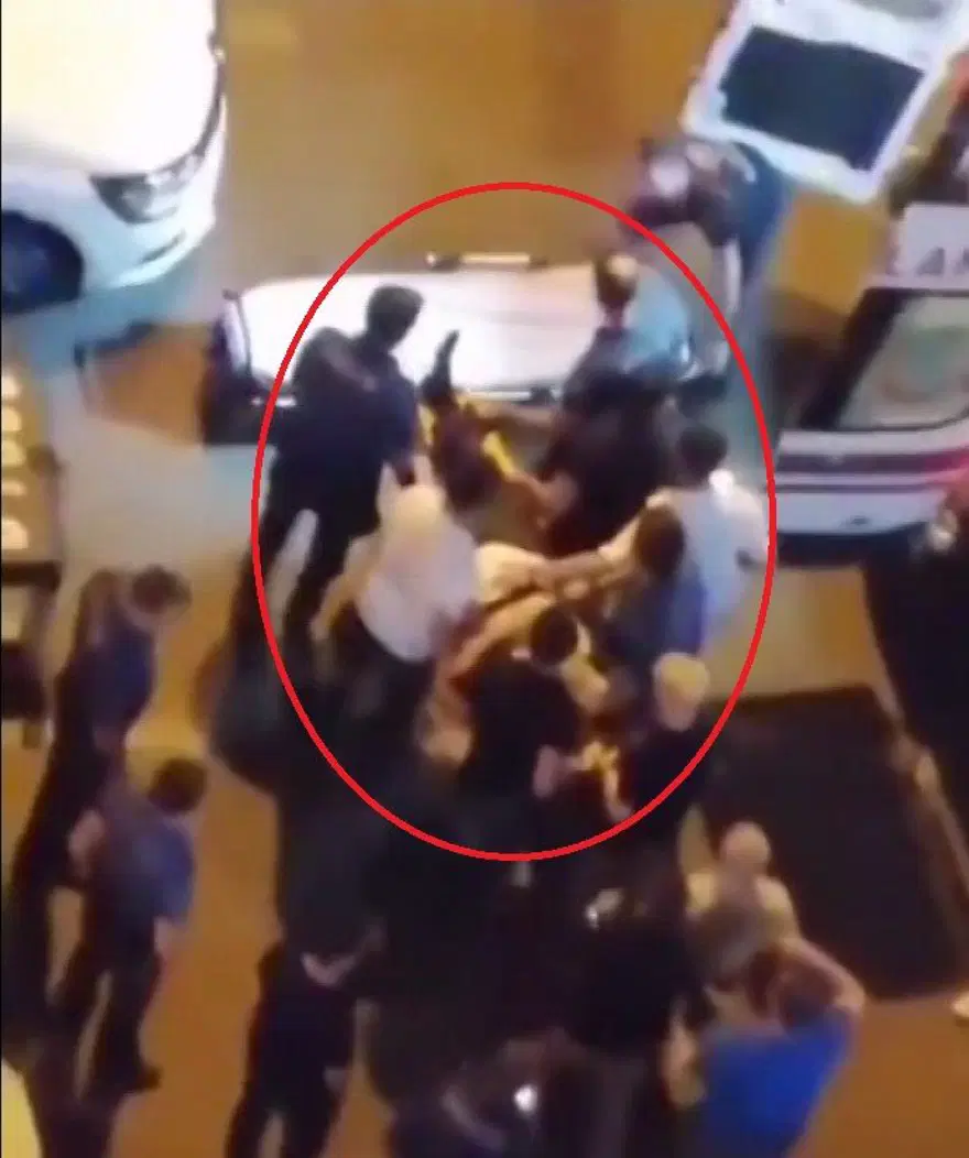 Yoldan geçerken silahlı çatışmanın ortasında kaldı, göğsündenvuruldu 5