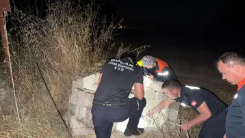 Burdur'da kuyuya düşen kedi itfaiye tarafından kurtarıldı