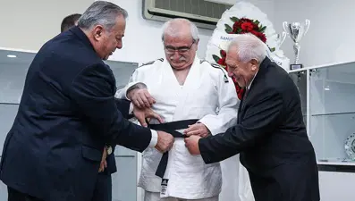 Prof. Dr. Bingür Sönmez judoda kara kuşak sahibi oldu