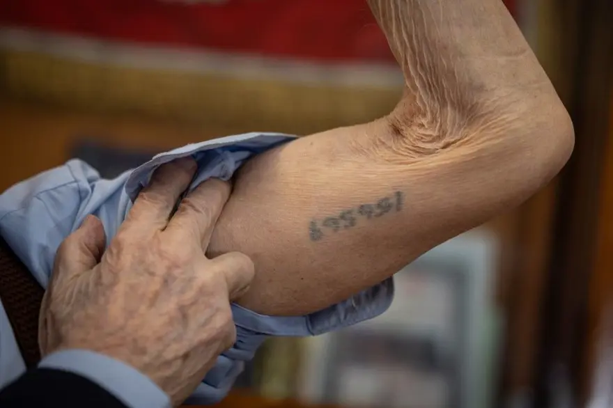 Trenvagonlarından gaz odalarına: Auschwitz’den sağ çıkanlar 80 yıl geriye gitti 