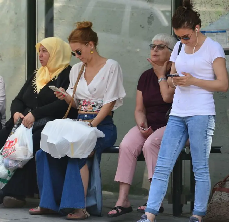 Oyuncu Merve Boluğur otobüste (Toplu taşıma kullanan ünlüler) 21