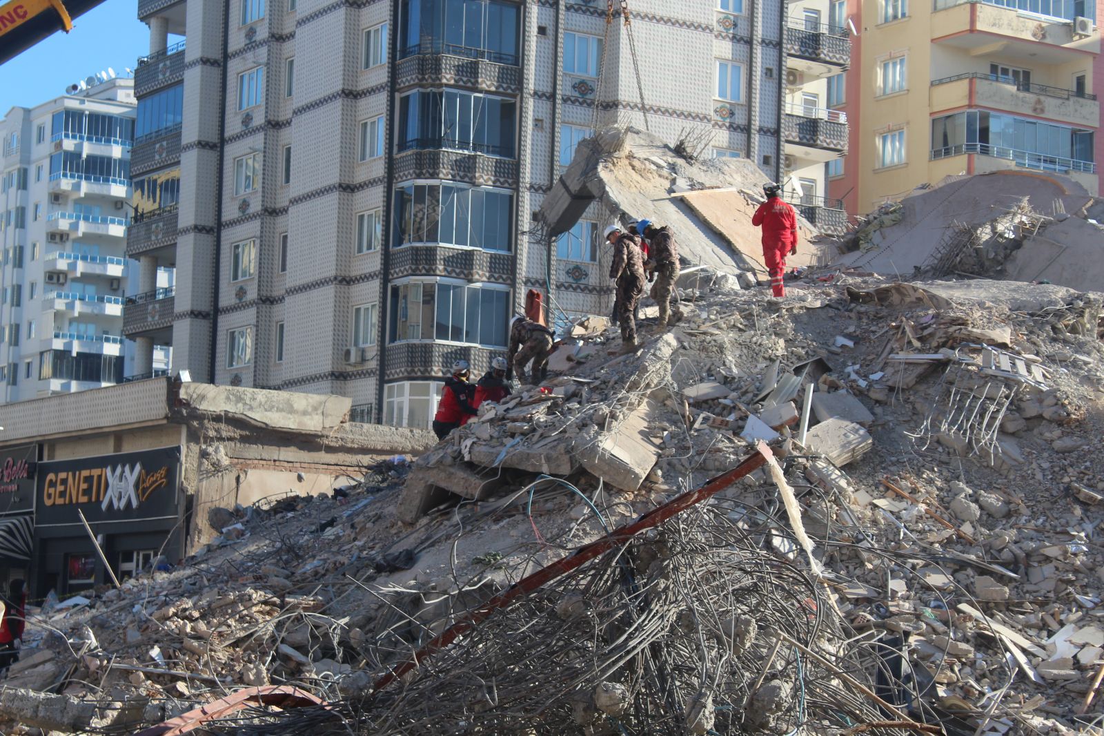 Depremde yıkılan Emre Apartmanı'nın kesilen kolon nedeniyle mahkemelik olduğu ortaya çıktı